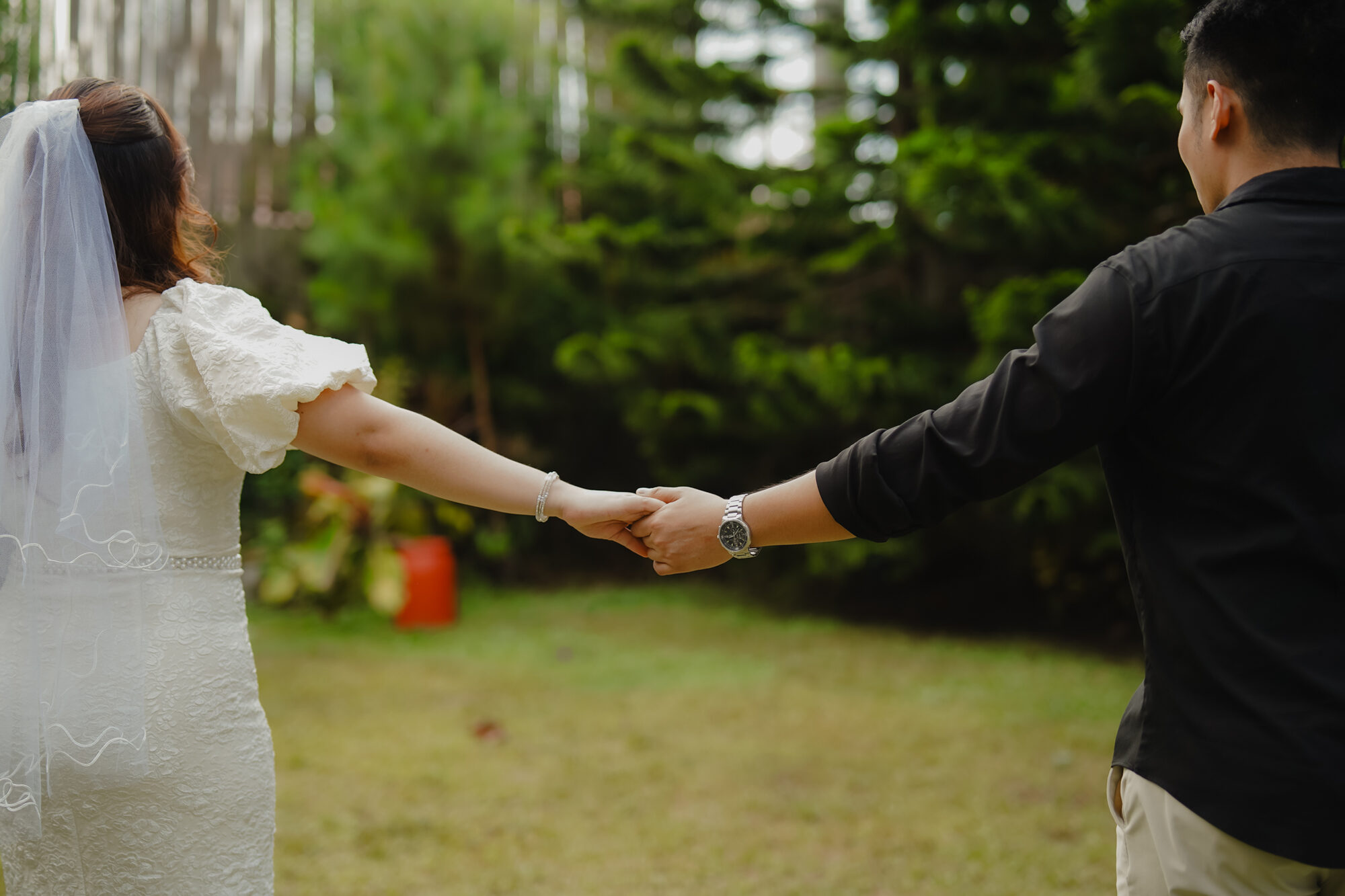 Fernan & Lara, hand in hand in the garden